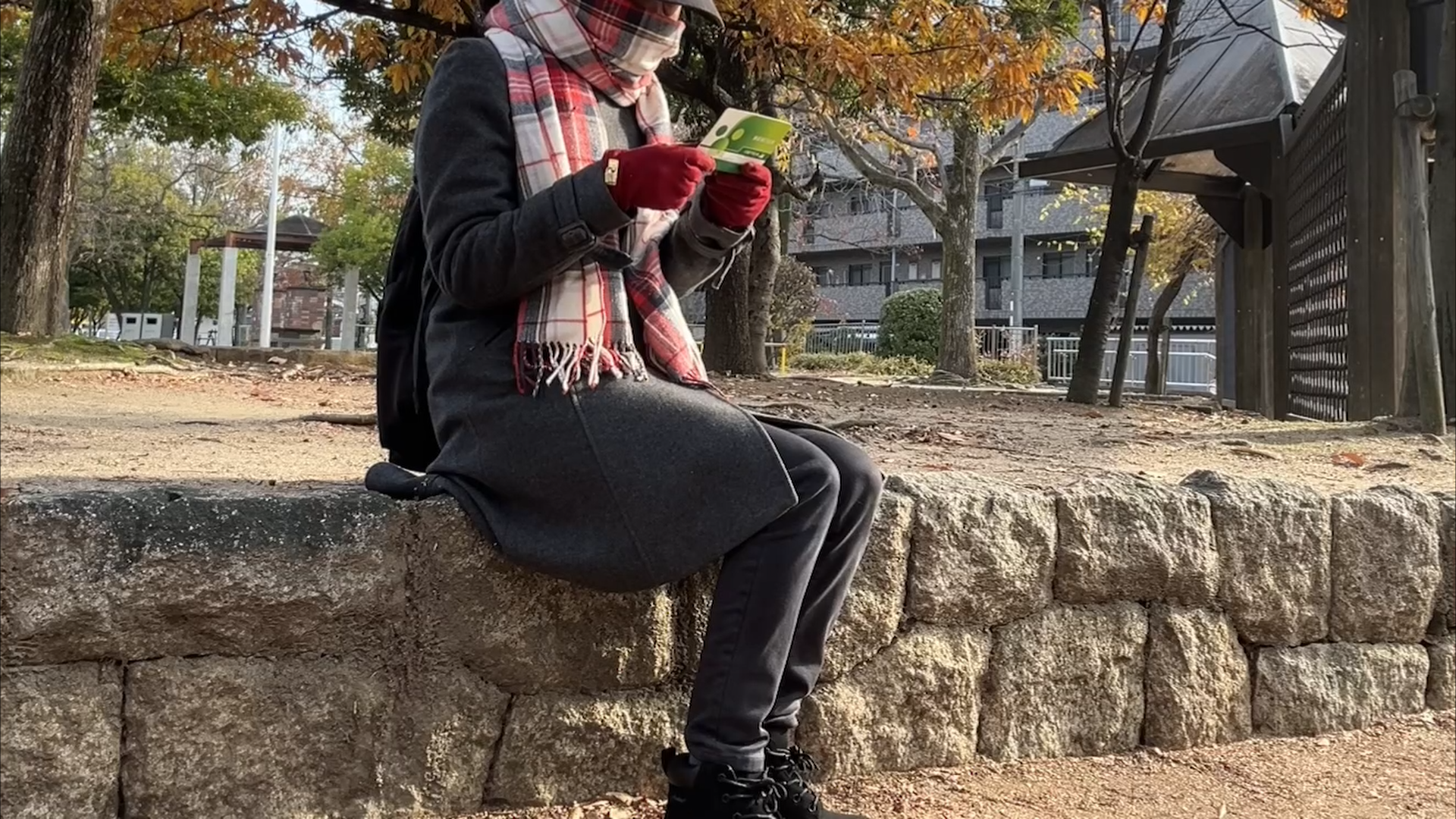 通ちょを見て振り込みを確認している女性