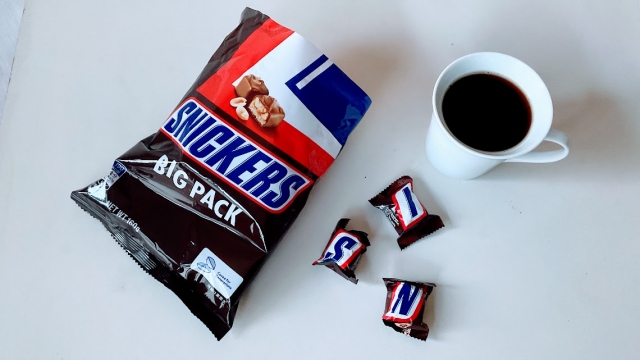 SNICKERSとブラックコーヒー