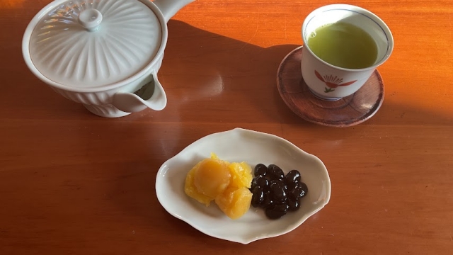 栗きんとんと黒豆、そして緑茶