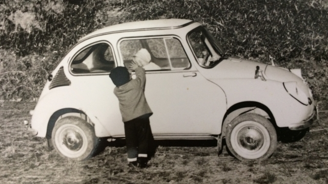 兄と私と父の車スバル（私が生まれたころの写真）