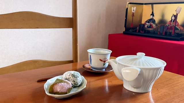 桜餅とよもぎ餅と緑茶