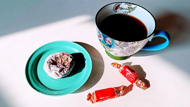 骨董市で買った干し柿とチョコレートでコーヒーブレイク！