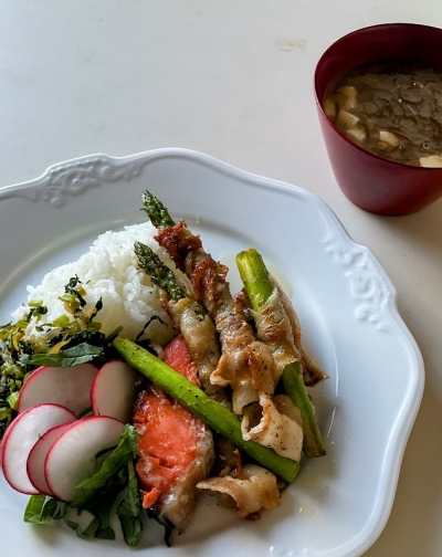 今日の朝食。鮭、会うパラガスの豚バラ巻、ラディッシュ、大根葉とじょこの炒め物、白米!味噌汁(豆腐・もずく)