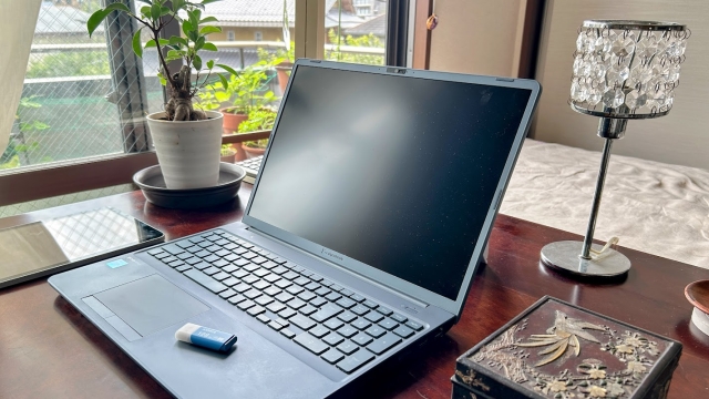 私の部屋の机の上に置いた新しいPCの画像。