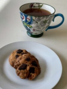 PC作業の合間は、ホームメイドのグルテンフリーのコーヒー味のクッキーと紅茶！