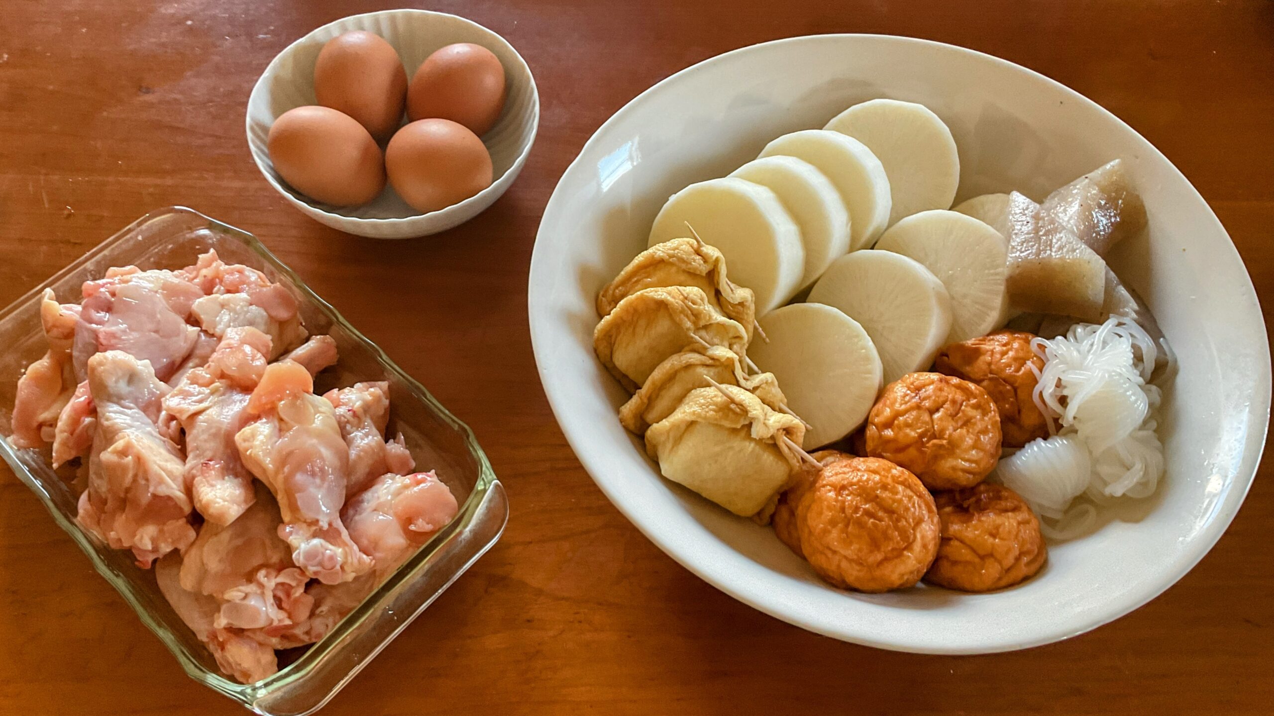 具材は 玉子、大根、がんもどき、餅巾着。手羽元