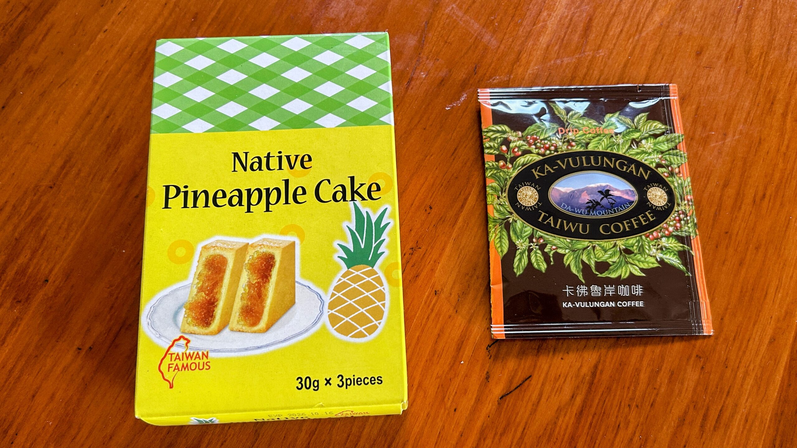 パイナップルケーキと台湾のドリップコーヒー