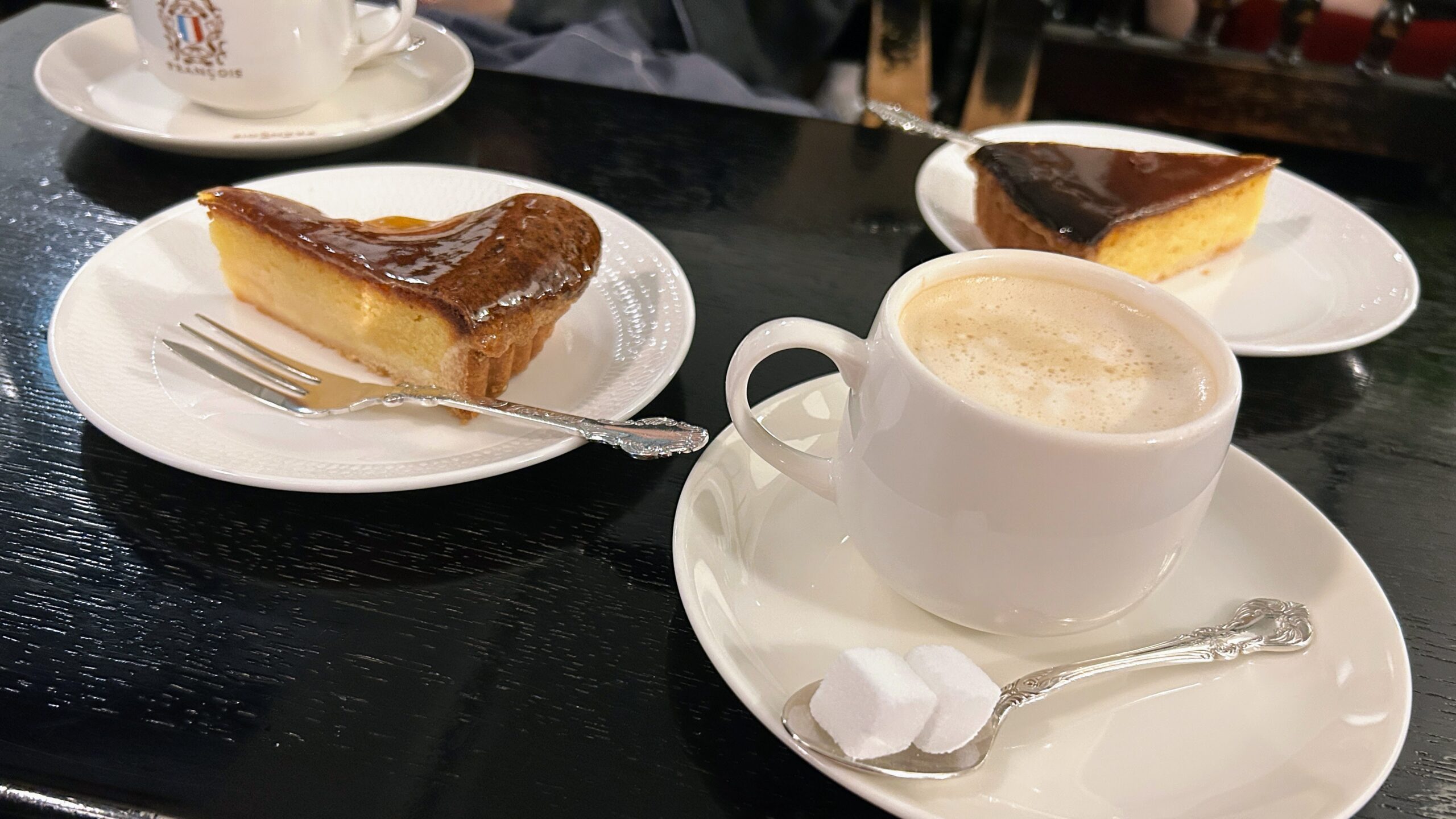 洋ナシのタルトとレモンのタルト・コーヒー