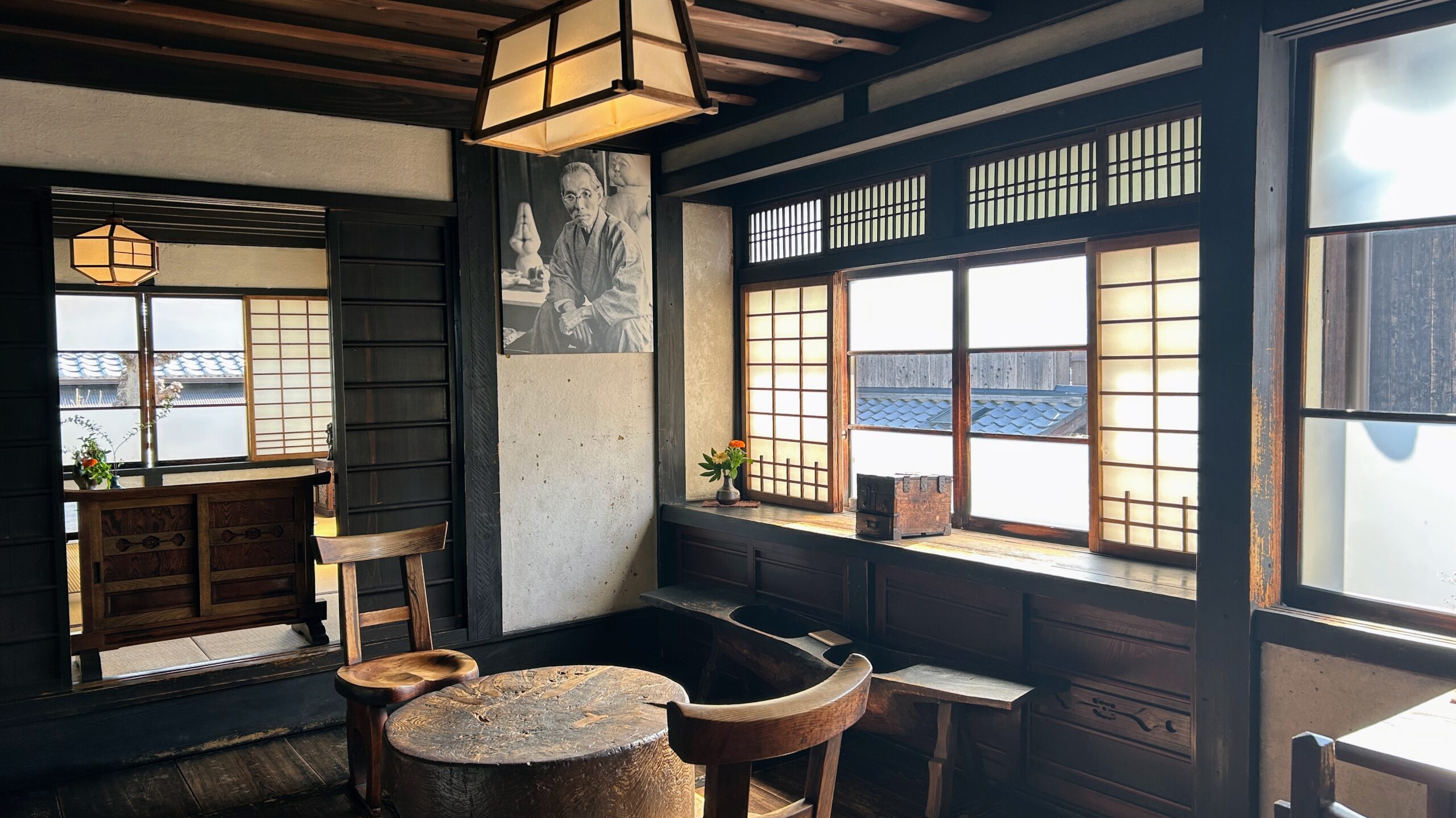 木製家具に囲まれた落ち着いた室内