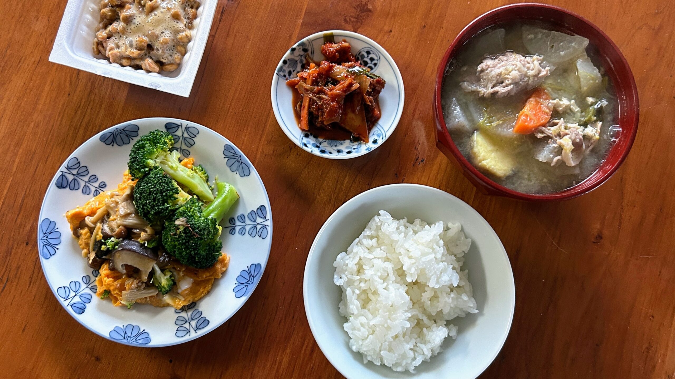 豚汁・卵とじ・自家製きキムチ・納豆・解凍ご飯で夕食