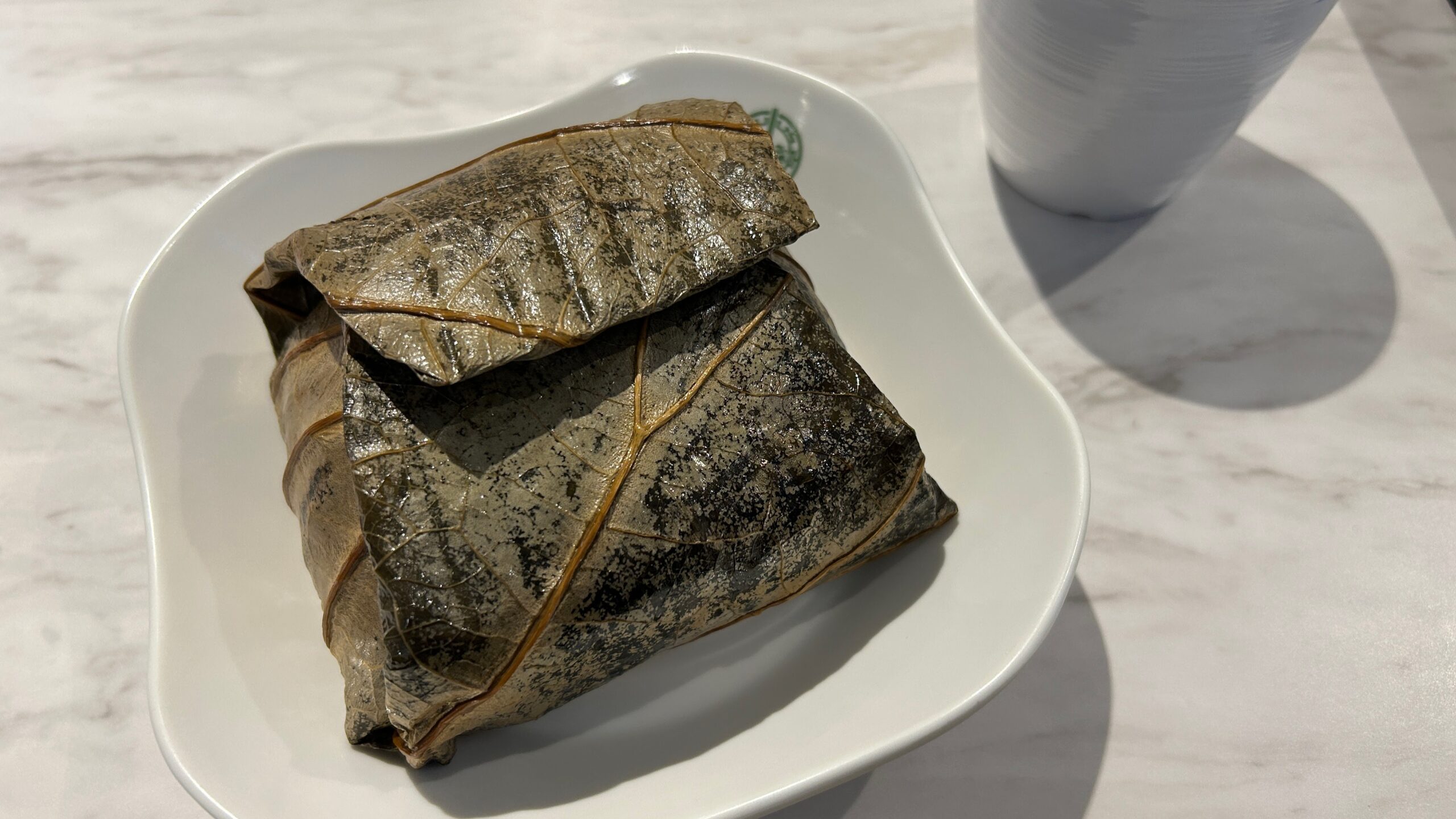 ハスの葉に包まれた美味しそうな粽