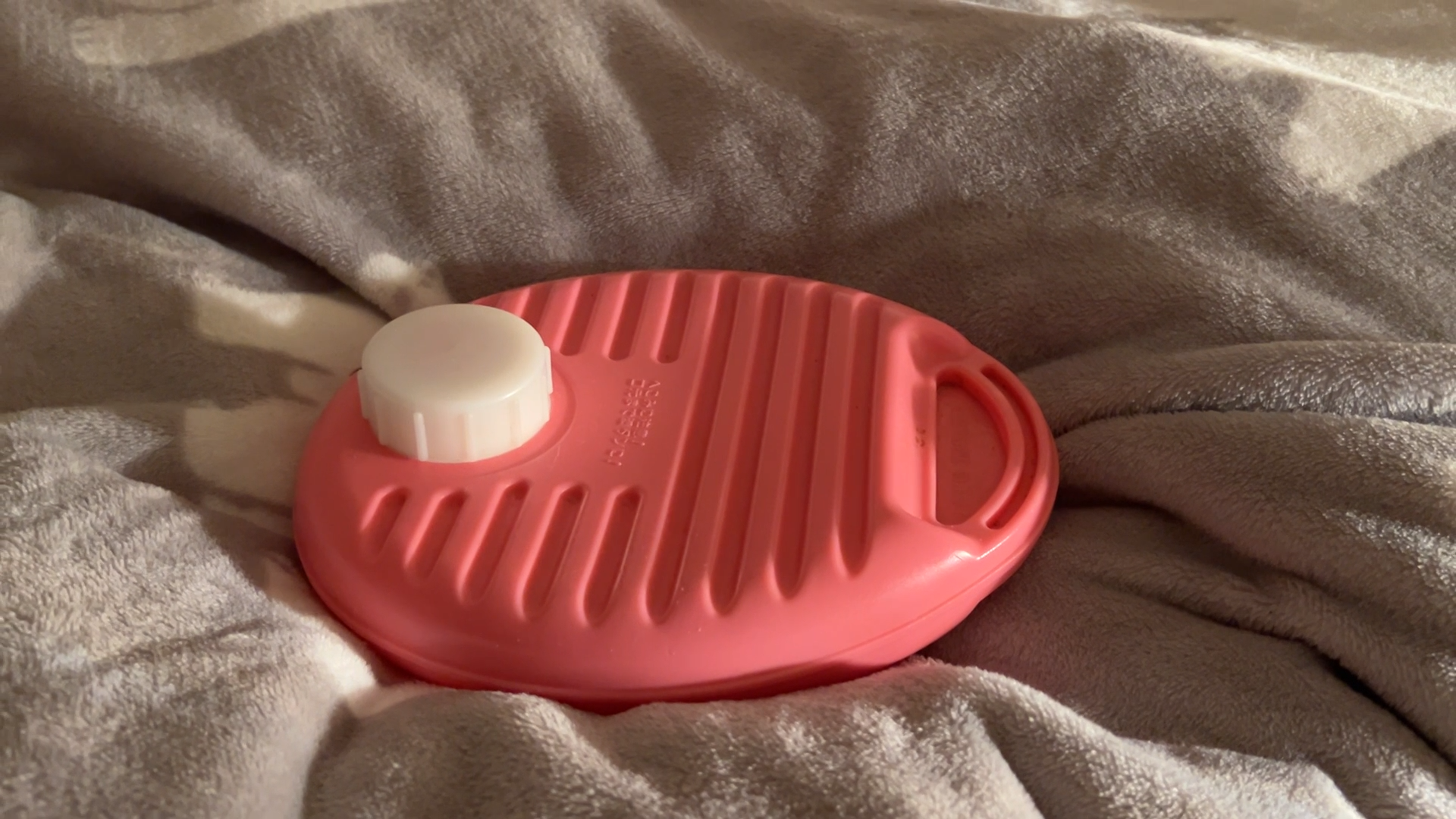 毛布の上に湯たんぽ