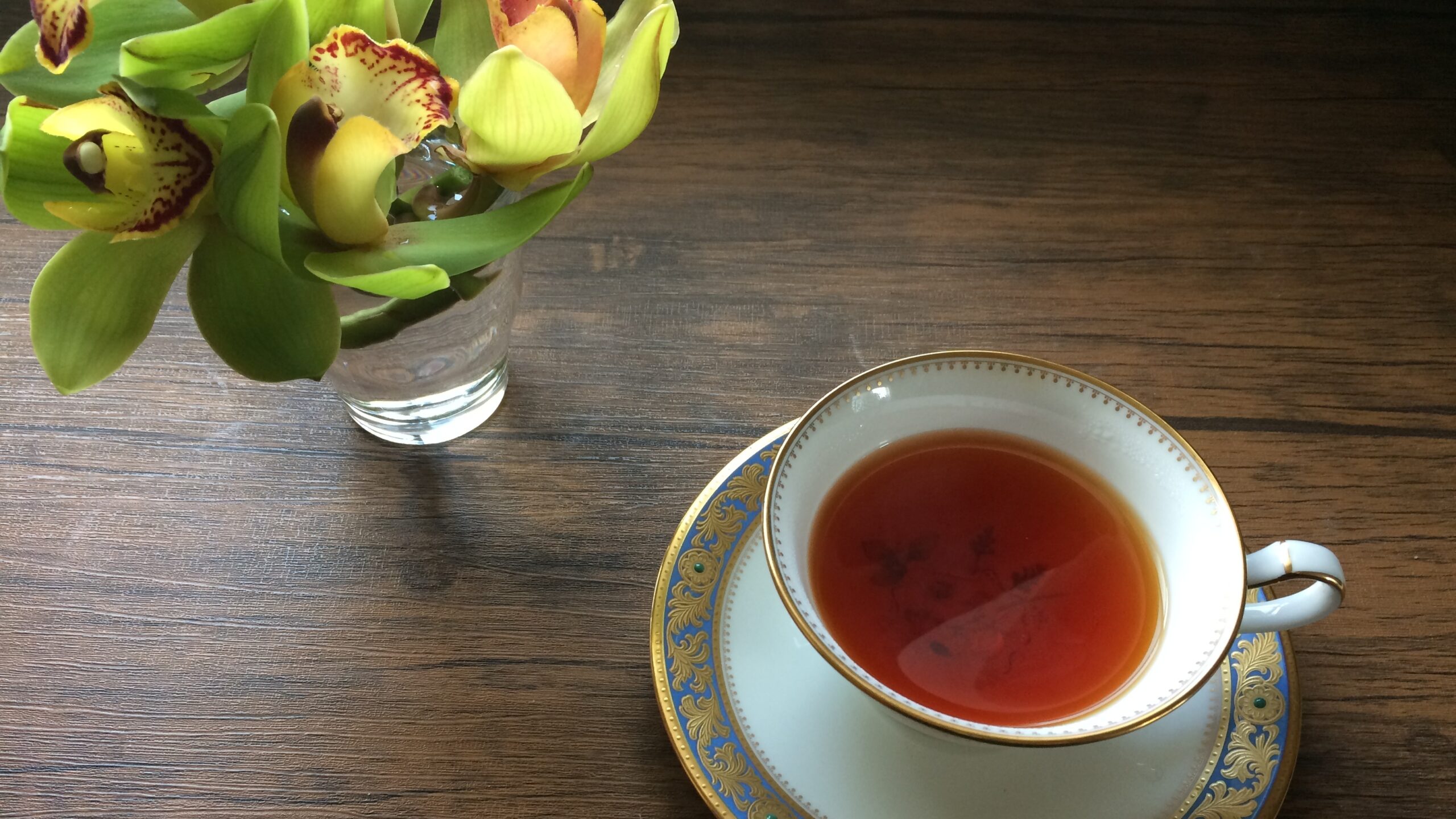 蘭の花と紅茶